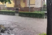 Posle obilnih padavina mnoga mesta u Srbiji poplavljena: Stvaraju se bujice, a meštani se bore sa vodom (VIDEO)
