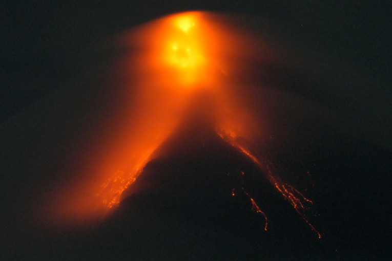 Probudio se najaktivniji vulkan na Filipinima! Nepredvidivi div izbacuje lavu, stanovništvo se sprema za evakuaciju (FOTO)