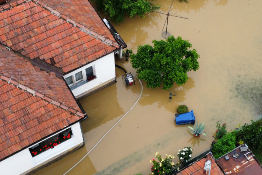 Borba sa poplavama i klizištima u Srbiji i dalje traje: Na snazi je ukupno 51 vanredna situacija, evakuisano više od 200 ljudi! (VIDEO)