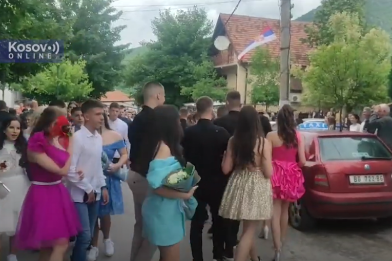 Prkos šiptarskom ekstremizmu! Maturanti prodefilovali ulicama Zvečana! (VIDEO)