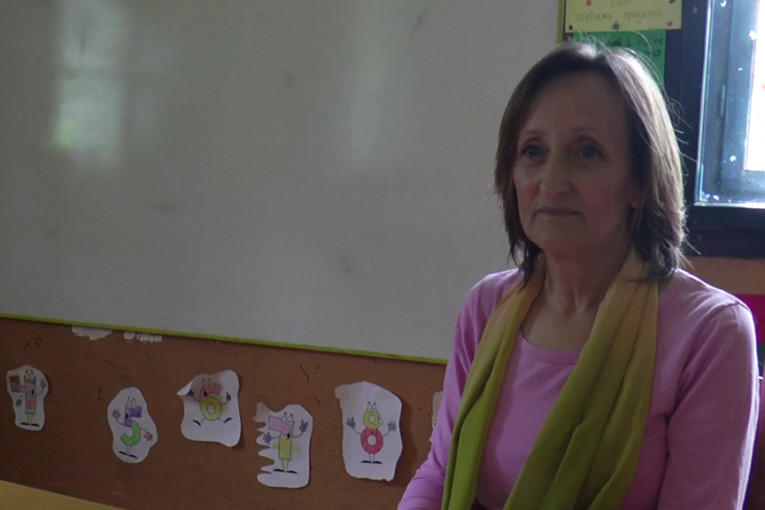 Mali Aleksa je jedini đak u seoskoj osnovnoj školi: Sam jede užinu, ali sada je dobio drugaricu Mašu koja je iz grada došla na Goliju (FOTO)