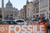 Klimatski aktivisti će morati da plate Vatikanu 30.000 evra: Dobili i zatvorsku kaznu jer su se zalepili za čuvenu statuu