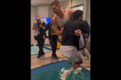 Ovako se slavi titula! Jokić omiljenog saigrača bacio u bazen, a onda je usledila i prava bomba! (VIDEO)
