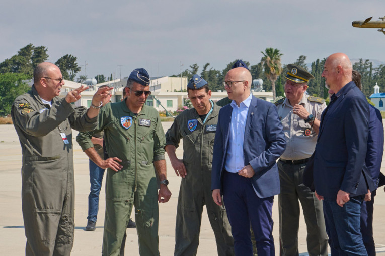 Vučević obišao vazduhoplovnu bazu "Andreas Papandreu" na Kipru