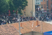 Narod se okuplja u Severnoj Mitrovici: Posle hapšenja Srbina, više stotina ljudi na ulicama (FOTO)