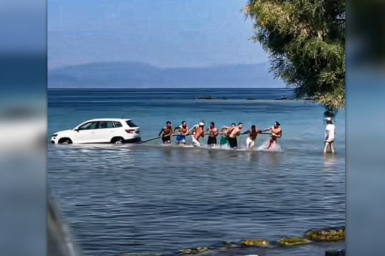 Kupači izvlačili "škodu" iz mora u Grčkoj, snimak postao viralan na TikToku (VIDEO)