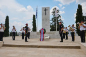 Ministar Vučević položio venac na vojnom groblju na Kipru i odao počast palim junacima (FOTO)