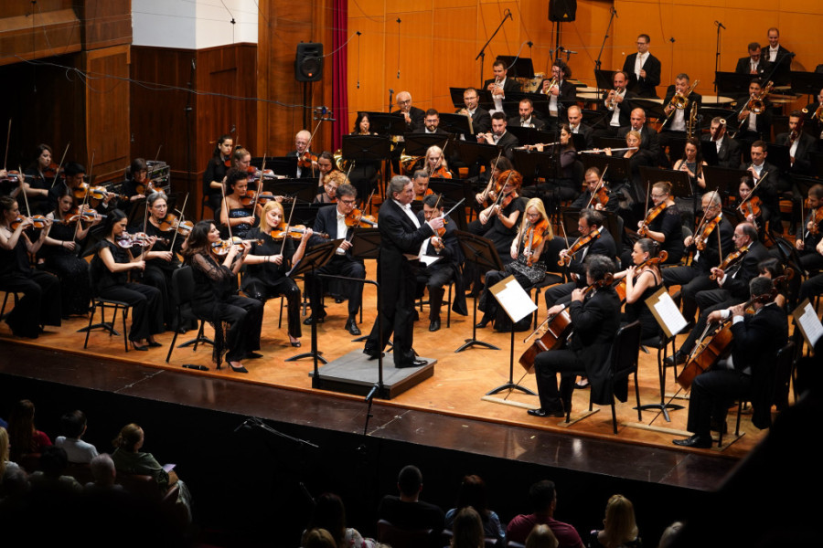 Veličanstven rođendanski koncert Beogradske filharmonije: Od „Evo banke Cigane moj“ do Bitlsa (FOTO)