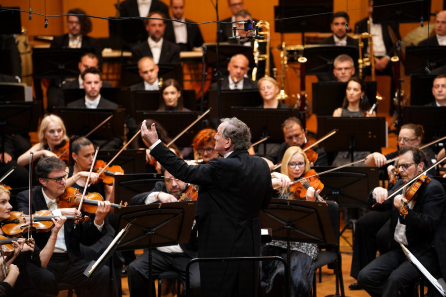 Veličanstven rođendanski koncert Beogradske filharmonije: Od „Evo banke Cigane moj“ do Bitlsa (FOTO)