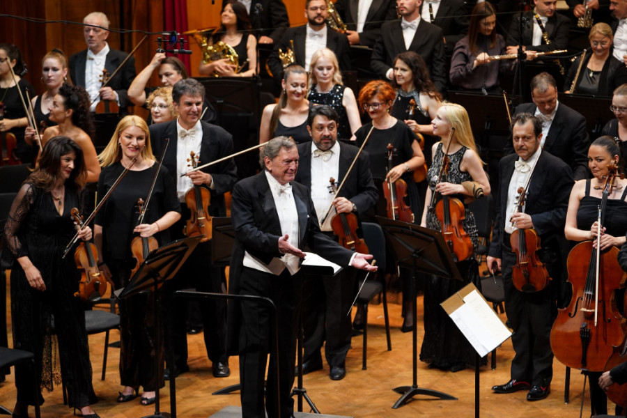 Veličanstven rođendanski koncert Beogradske filharmonije: Od „Evo banke Cigane moj“ do Bitlsa (FOTO)