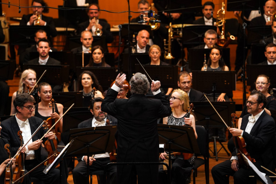 Veličanstven rođendanski koncert Beogradske filharmonije: Od „Evo banke Cigane moj“ do Bitlsa (FOTO)