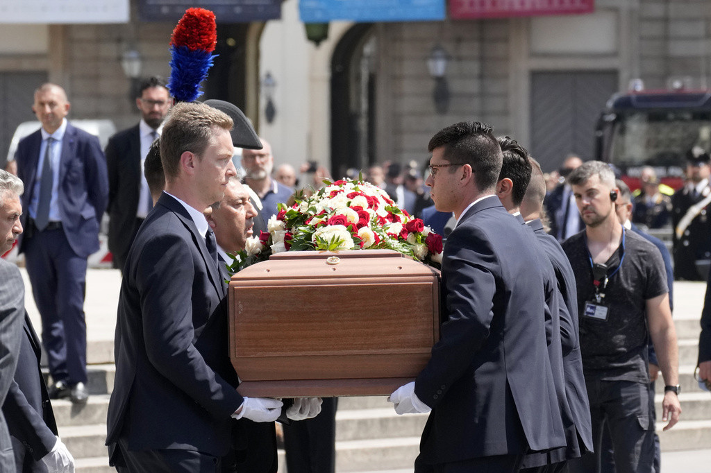 Stotine ljudi na Berluskonijevoj sahrani: Političari se okupili u Milanu, samo dva svetska lidera doputovala da ga isprate (VIDEO/FOTO)