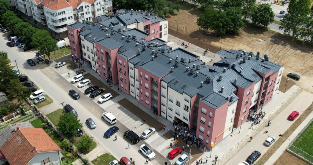 Uručeni ključevi za 94 izbegličke porodice u Veterniku! Đurić: "Na teritoriji Novog Sada 599 porodica rešilo svoje stambeno pitanje" (FOTO)