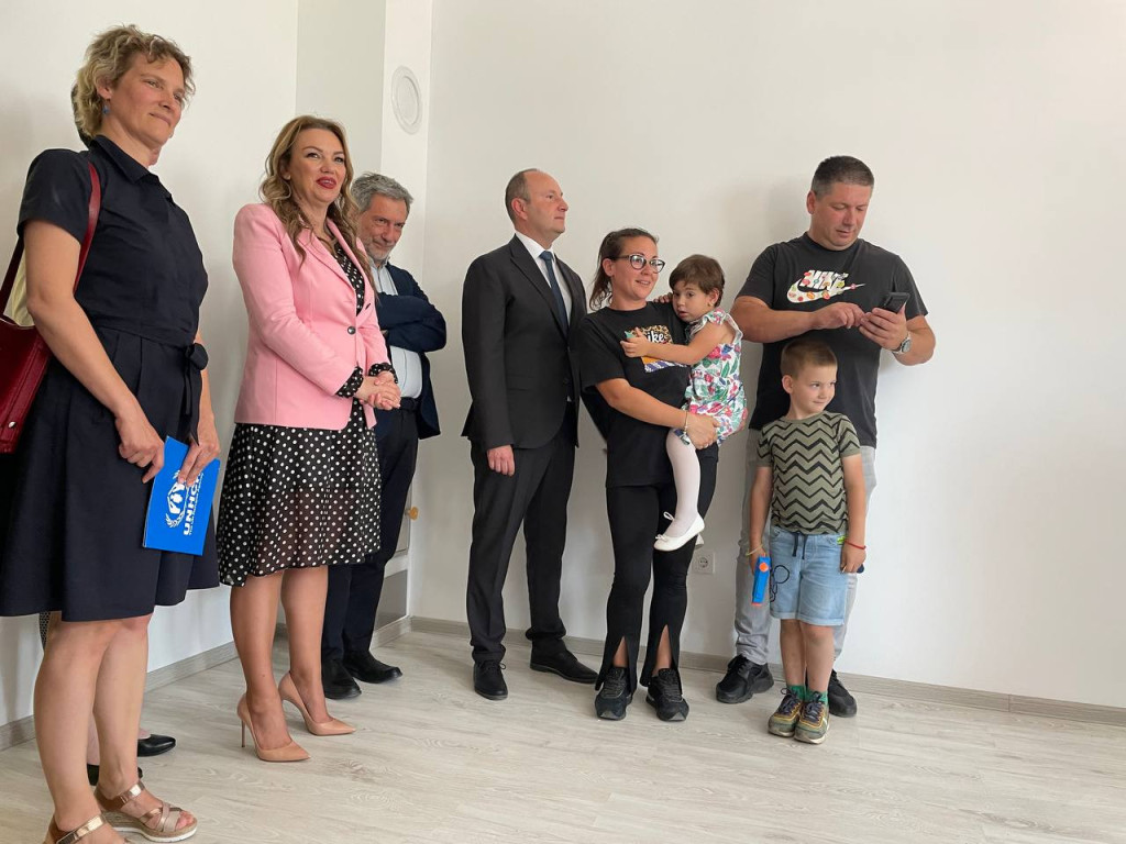Uručeni ključevi za 94 izbegličke porodice u Veterniku! Đurić: "Na teritoriji Novog Sada 599 porodica rešilo svoje stambeno pitanje" (FOTO)