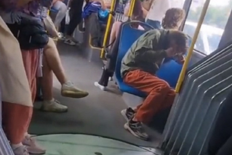 Frapantna scena iz gradskog prevoza: U punom autobusu muškarac šmrče - putnici zabezeknuti! (VIDEO)