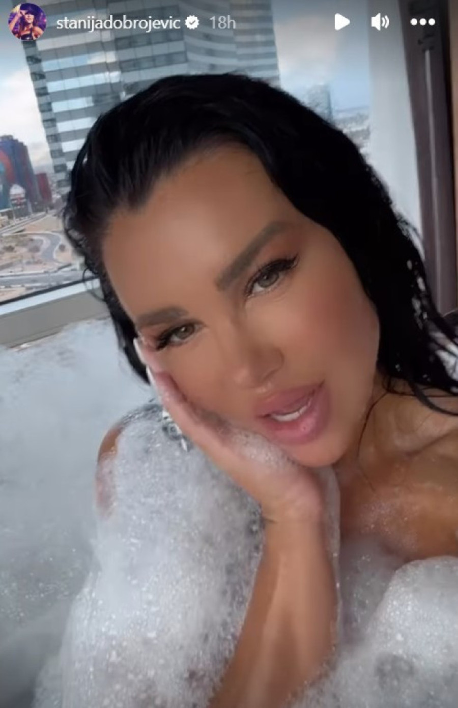 Stanija u kadi s pogledom na pola Vegasa! Iz pene, pohvalila se masivnim prstenom: Rekla sam „da"! (FOTO)