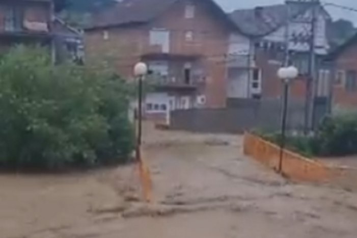 Dramatična situacija u Novom Pazaru: Izlila se reka Trnavica, voda poplavila nekoliko domaćinstava (VIDEO)