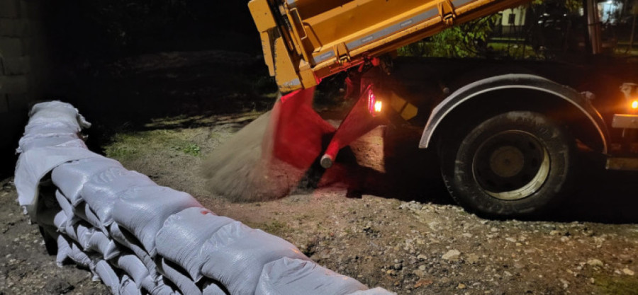 Užas u čačanskom naselju Loznica: Meštani u strahu od bujice spremaju džakove sa peskom! (FOTO)