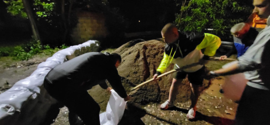 Užas u čačanskom naselju Loznica: Meštani u strahu od bujice spremaju džakove sa peskom! (FOTO)