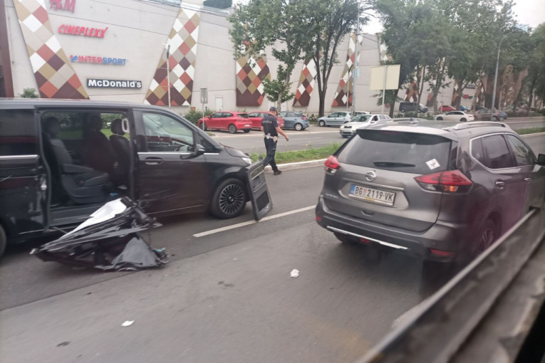 Udes na Karaburmi: Minivan ostao bez vrata, ali povređenih nema (FOTO)