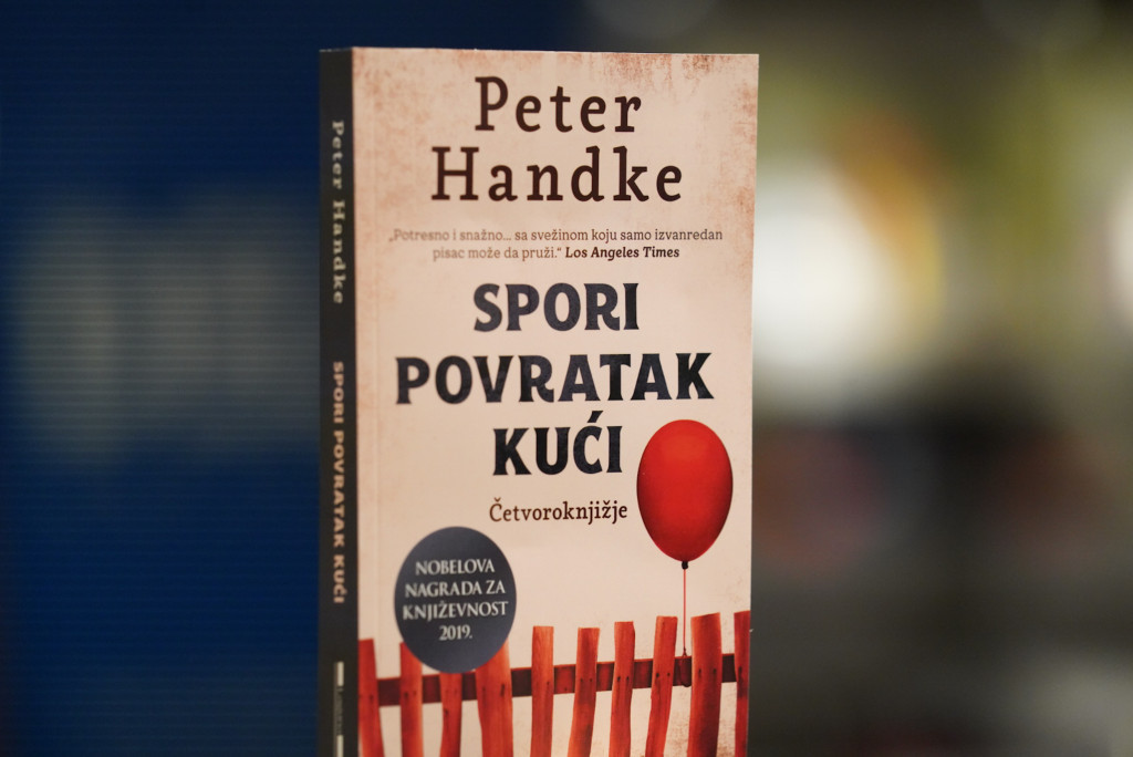 "On uspeva da samelje čitaoce": Predstavljena knjiga „Spori povratak kući" nobelovca  Petera Handkea (FOTO)