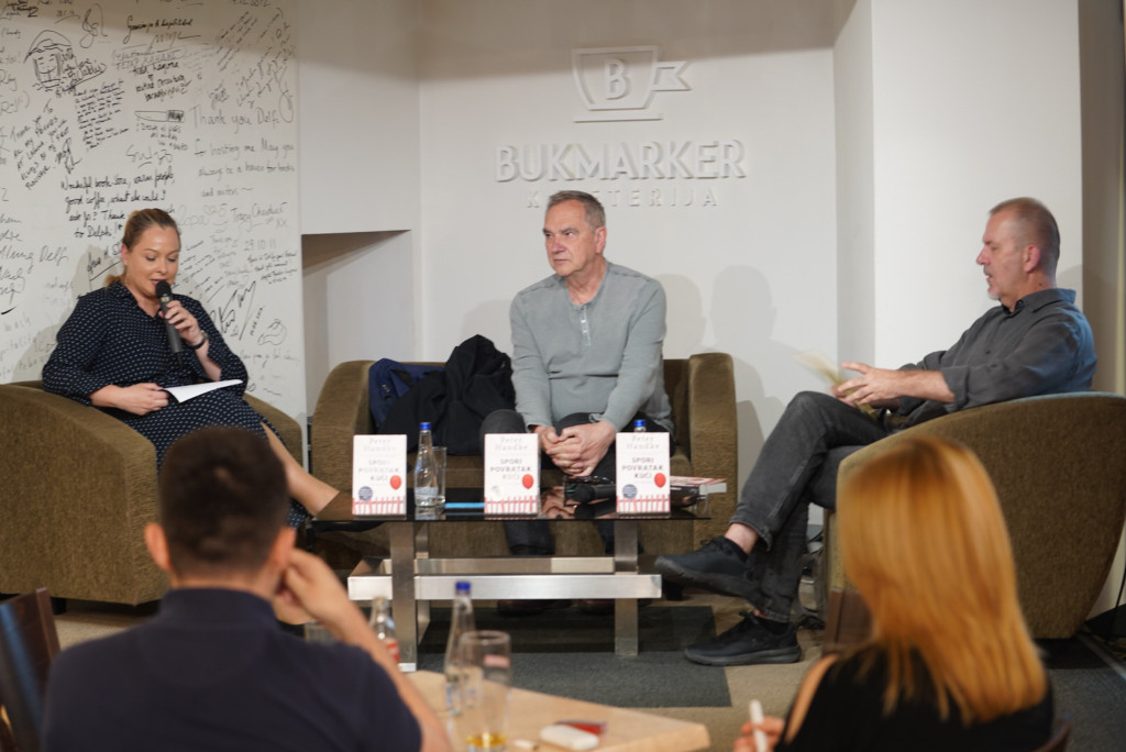 "On uspeva da samelje čitaoce": Predstavljena knjiga „Spori povratak kući" nobelovca  Petera Handkea (FOTO)