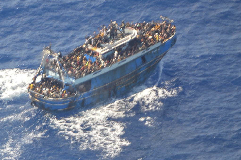 Brod koji je potonuo kod Grčke bio krcat: Na njemu bilo 750 ljudi, među njima 100 dece, nestao pod vodom za 15 minuta (FOTO)