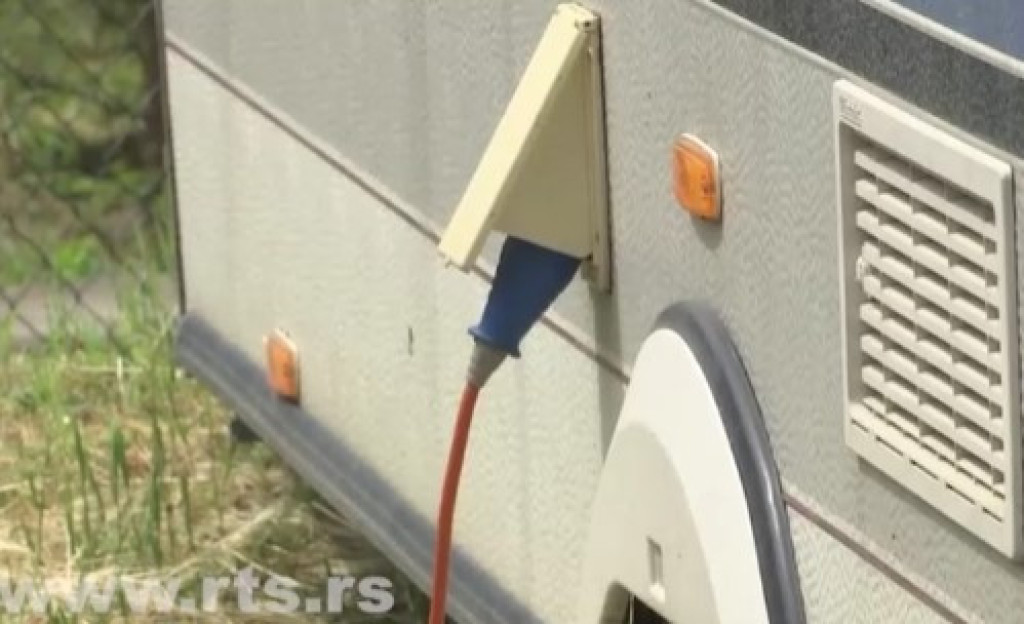 Parkirao kamp prikolicu ispred vrtića na Zvezdari, roditelji mališana očajni! "Tu piju, skidaju se bez majice..." A šta kaže vlasnik