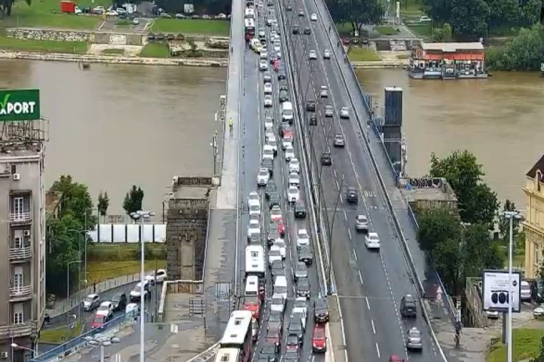 U Beogradu haos i sve stoji: Udes i kiša izazvali saobraćajni kolaps (FOTO)