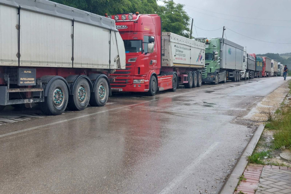 Kamioni jutros čekaju sedam sati na izlaz iz Srbije! Vozači, oprezno vozite zbog kiše