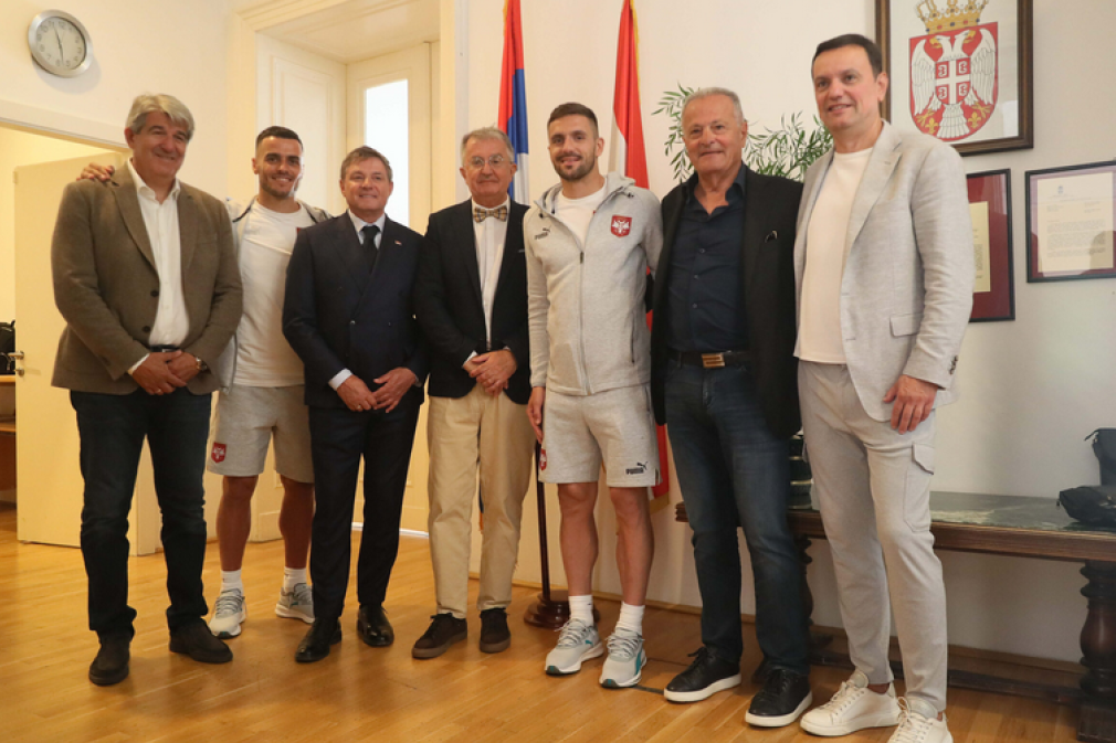 Orlovi posetili ambasadu Srbije u Austriji! Odavno nije bilo ovakvog interesovanja za jednu utakmicu! (FOTO)