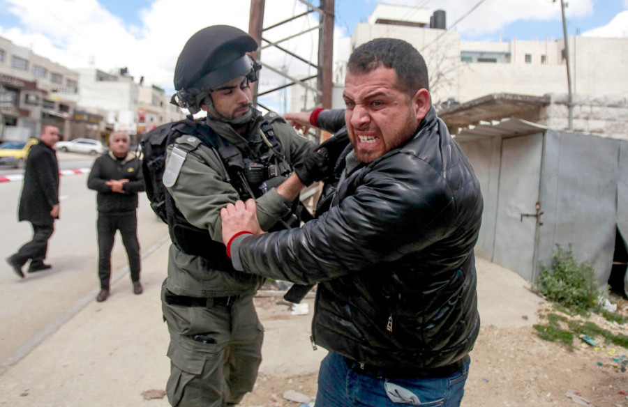 Pogrom nad Palestincima: Izraelci se iživljavaju nad njima, dok vojska gleda kako ih kamenuju i spaljuju im kuće (VIDEO/FOTO)