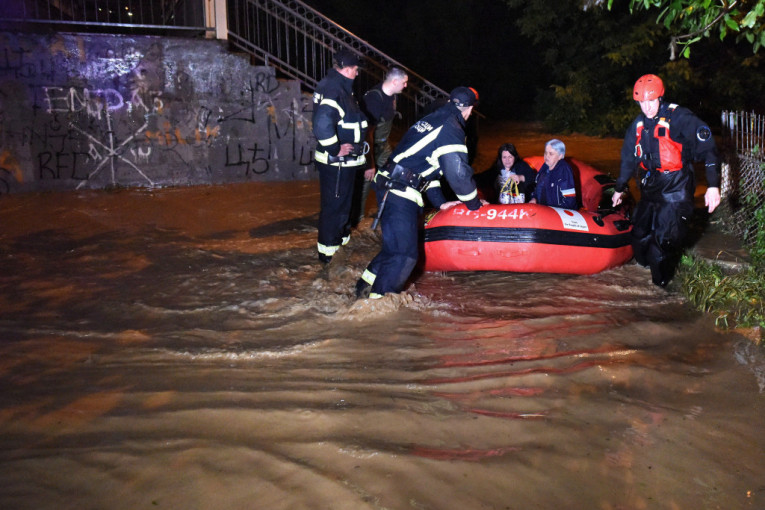 Pripadnici MUP-a bez prestanka rade na otklanjanju posledica poplava: Sve snage su usmerene na evakuaciju i spasavanje ljudskih života!