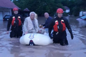 Čitavu noć su se borili sa obilnim padavinama: Srpski spasioci iz poplavljenih područja spasili 75 osoba (FOTO/VIDEO)