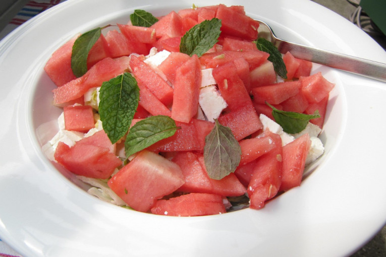 Recept dana: Salata sa lubenicom, spanaćem i sirom - letnja osvežavajuća senzacija koja je savršen spoj slatkog i slanog