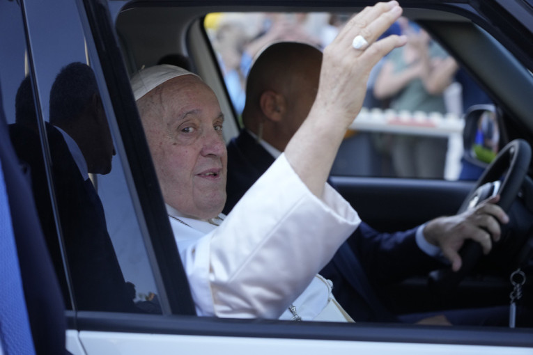 Papa Franja u invalidskim kolicima napustio bolnicu: Devet dana posle operacije dočekala ga grupa vernika (FOTO)