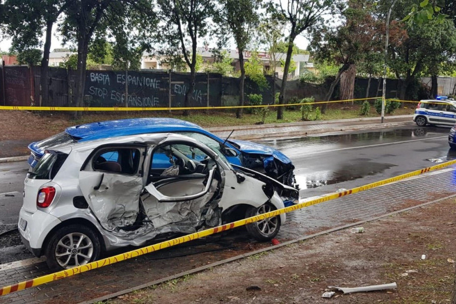 Udes u Novom Sadu: Smrskana dva automobila, povređene dve žene! (FOTO)