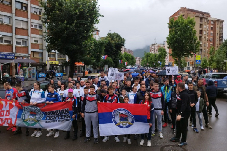 Nisu ih sprečili ni loše vreme i kiša: Nekoliko hiljada Srba okupilo se u Kosovskoj Mitrovici kao znak podrške uhapšenim Srbima (FOTO)