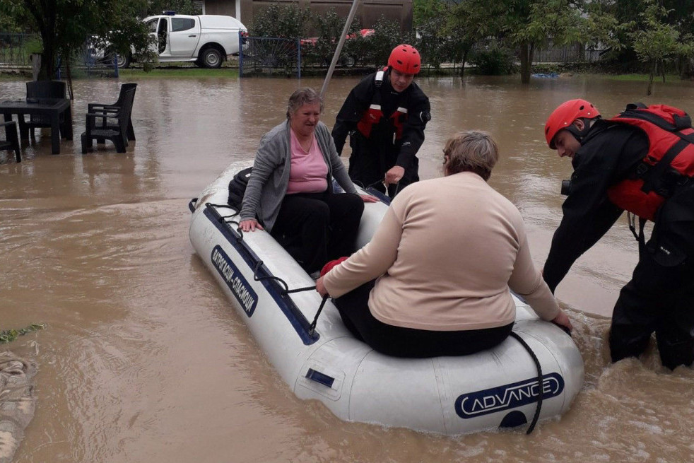 Srbija je pod vodom! U toku evakuacija nekoliko osoba u Prokuplju: "Ceo dan spasavamo ljude"