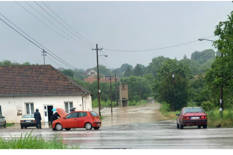 Peštan napravio haos! U Rudovcima potopljeno 35 domaćinstava, deca evakuisana iz vrtića, meštani očajni (VIDEO)