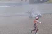 Drama na stazi u Nemačkoj! Motocikl prepolovljen posle stravičnog sudara (VIDEO)