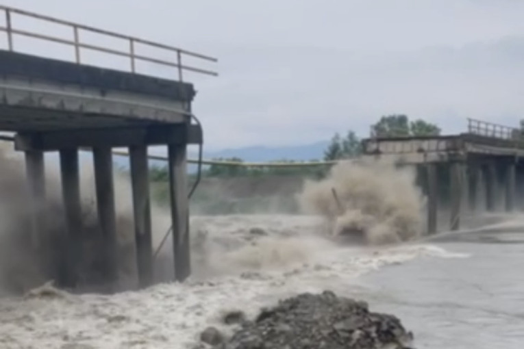 Pobesnela reka odnela most preko Zapadne Morave: U deliću sekunde srušila se čitava konstrukcija - meštani očajni! (VIDEO)