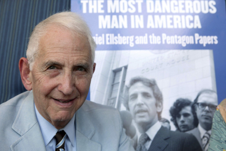 Umro prvi uzbunjivač u SAD: Ko je bio Danijel Elsberg, kako je raskrinkao Pentagon i ostao poznat kao „najopasniji čovek u Americi"