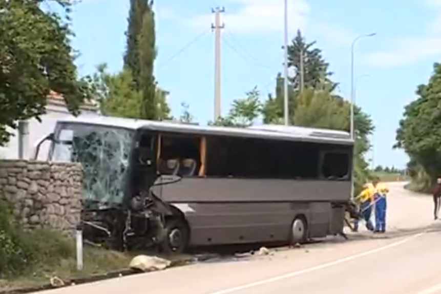 Detalji nesreće kod Trebinja: U udesu poginuli vozač i jedan putnik, a devet osoba je povređeno!