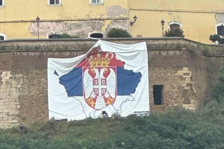 Ovo je prava slika autošovinizma opozicije: Pokušavaju da oskrnave zastavu na kojoj se nalazi grb Republike Srbije i mapa Kosova i Metohije