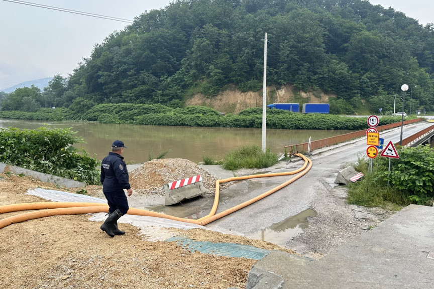 Ne spavamo noćima: Tri generacije Milosavljevića u Dljinu ostali odsečeni od sveta, vodena bujica uništila sve prilazne puteve (FOTO)