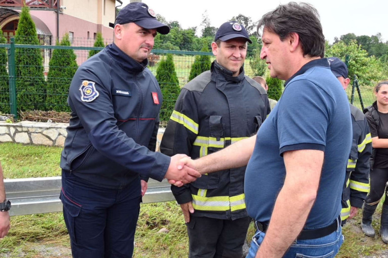 Gašić obišao Junkovac, poplavljen usled obilnih padavina i izlivanja reke Turije: Uradićemo sve kako biste se vratili kućama (FOTO)