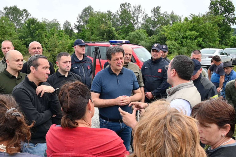 Gašić obišao Junkovac, poplavljen usled obilnih padavina i izlivanja reke Turije: Uradićemo sve kako biste se vratili kućama (FOTO)