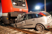 Pokušao "mercedesom" da pređe prugu, pa na njega naleteo voz: Automobil smrskan, vozač nepovređen! (FOTO)