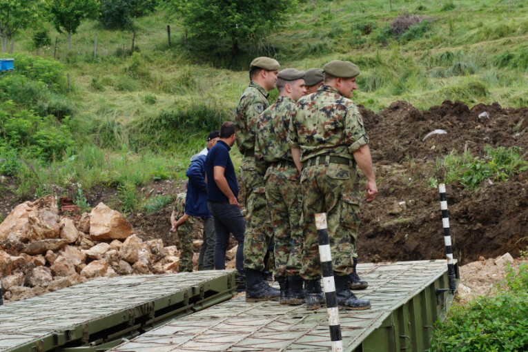 Vojska postavila pontonski most preko reke Trnavice (FOTO)